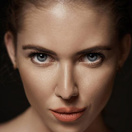 A woman with blue eyes and brown hair.