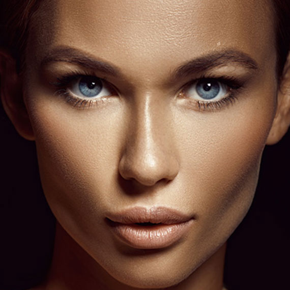 A woman with blue eyes and brown hair.